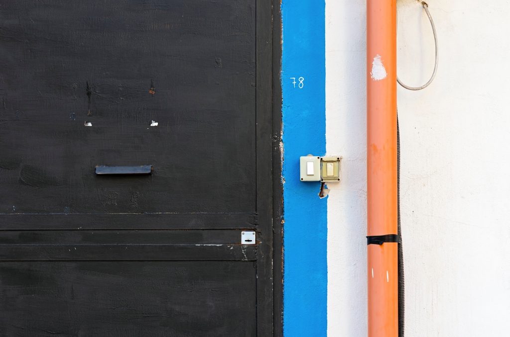 A picture of a white light switch on the wall